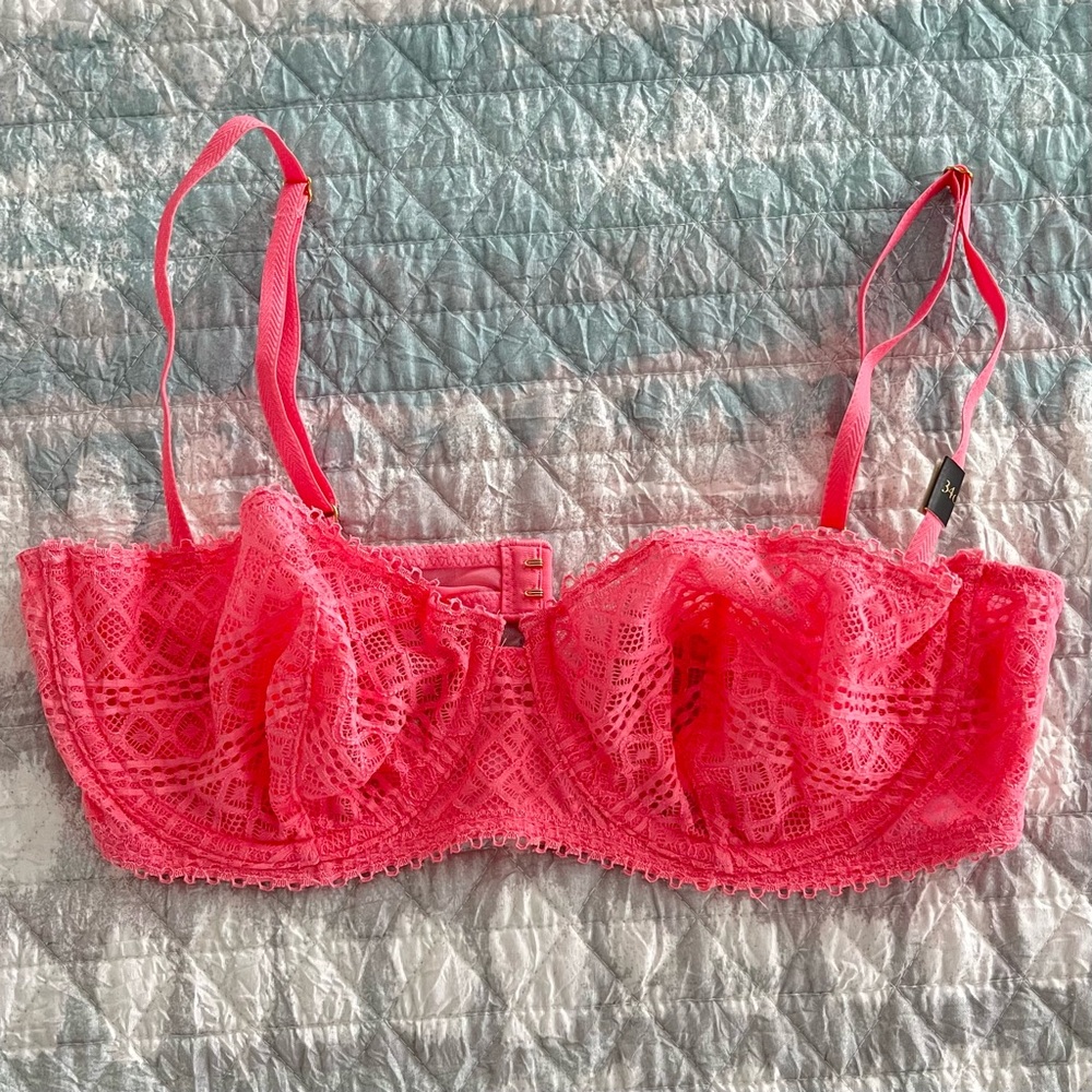 NWT VICTORIA’S SECRET Lace Underwire Bra in Vibrant Coral Pink